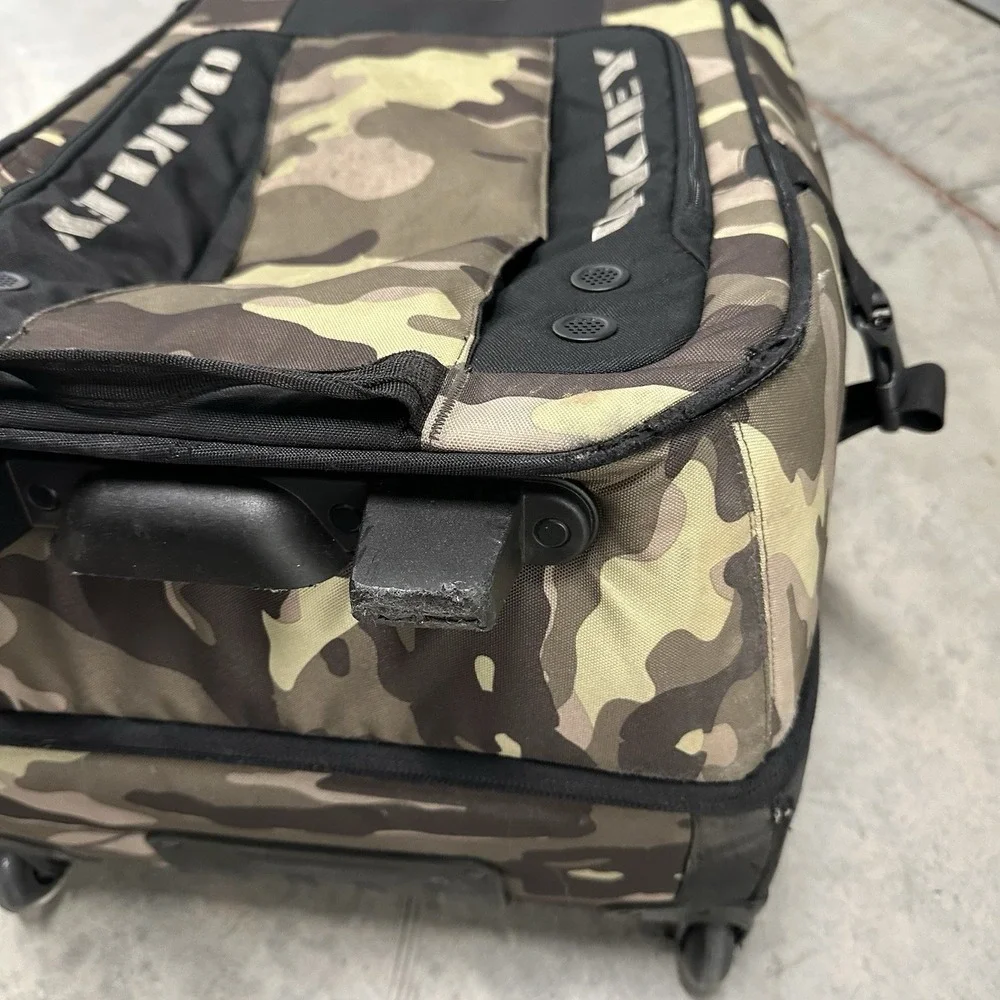 Oakley‎ Travel Suitcase Luggage Large 92L Camo